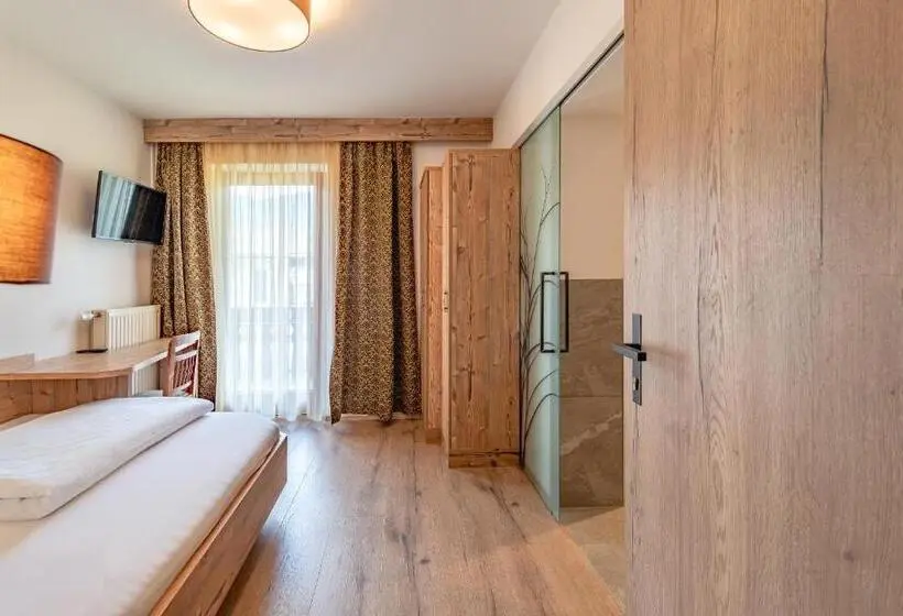 Standard Yhden Hengen Huone, Christine