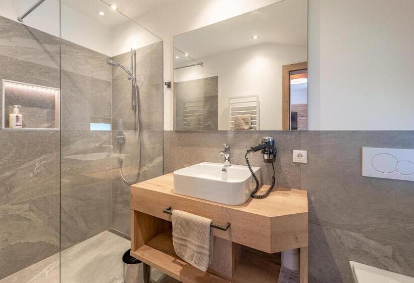 スタンダードシングルルーム, Christine