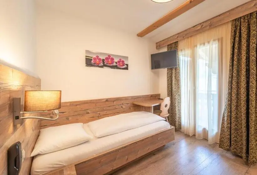 Standard Yhden Hengen Huone, Christine
