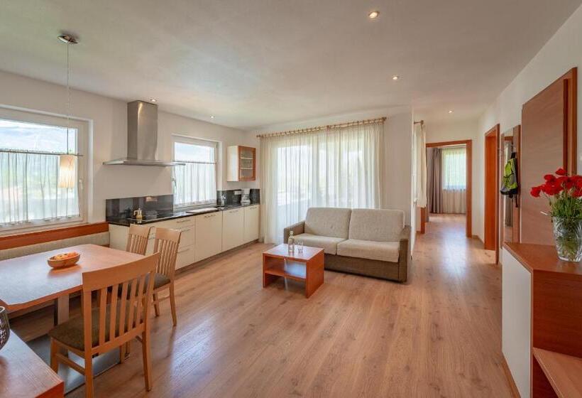 ２ベッドルームアパートメント, Christine