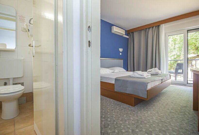 غرفة قياسية مطلّة علي الحديقة, Lumbarda