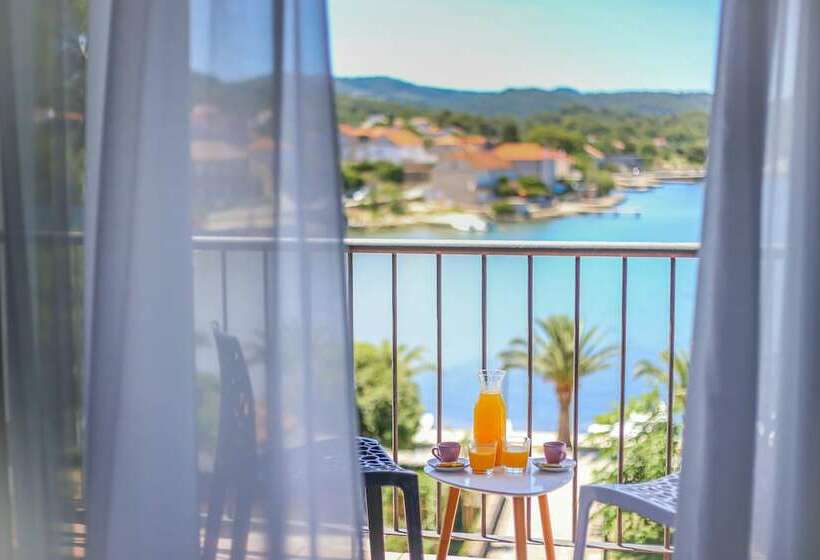 غرفة قياسية مطلّة علي البحر, Lumbarda