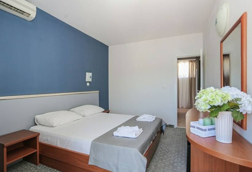 غرفة قياسية مطلّة علي الحديقة, Lumbarda