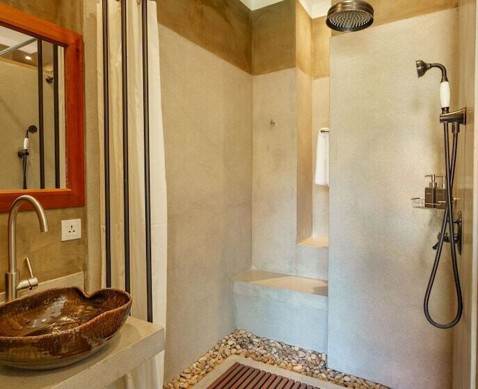 اتاق لوکس با بالکن, The Secret Corner Unique Residence