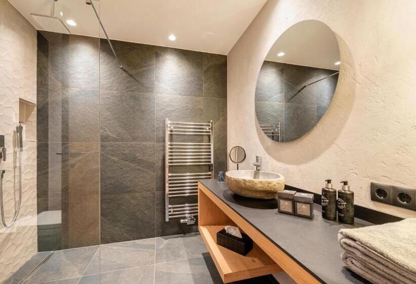 Comfort room with balcony, Zalwonder