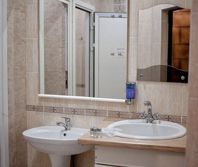 اتاق خانوادگی با سرویس بهداشتی مشترک, Nice Hostel 33