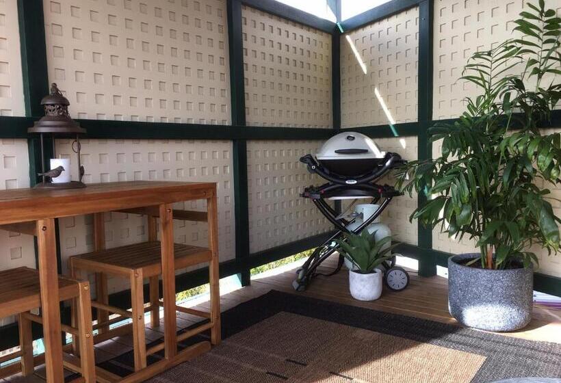 스위트 킹사이즈 침대, Wine And Roses Bed And Breakfast