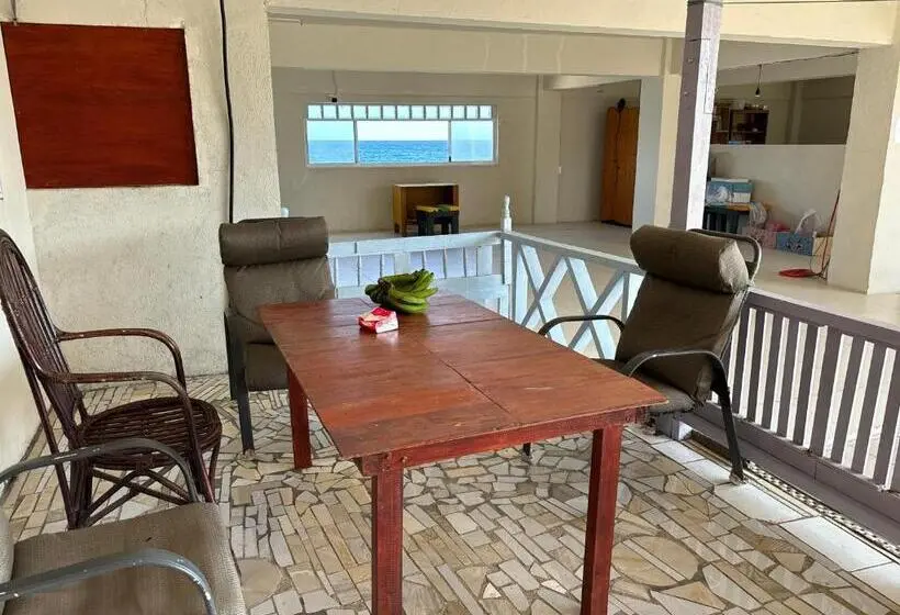 استودیوی استاندارد, Bluepango Guest House