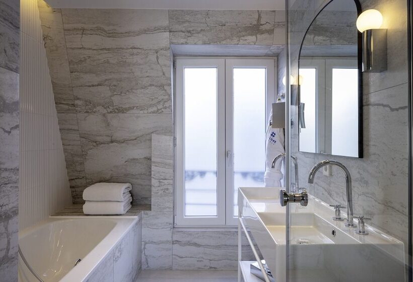 スタンダードルーム, Des Carmes By Malone