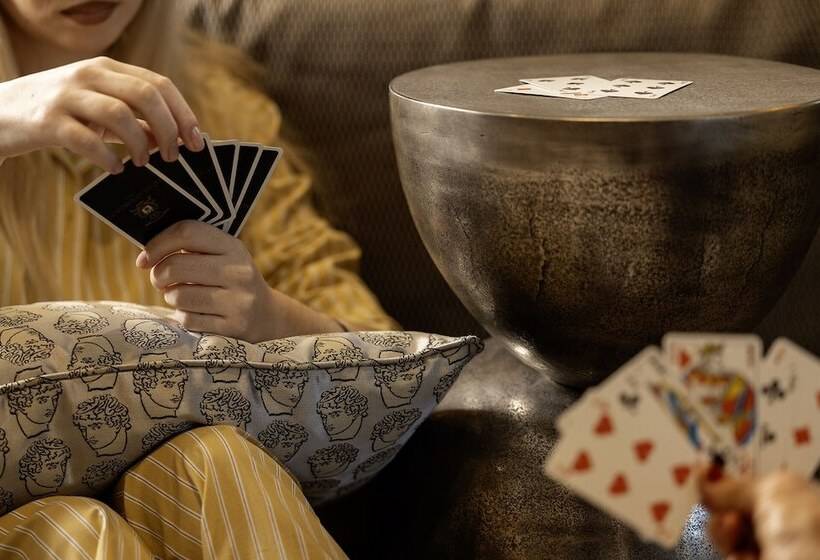 スタンダードルーム, Des Carmes By Malone