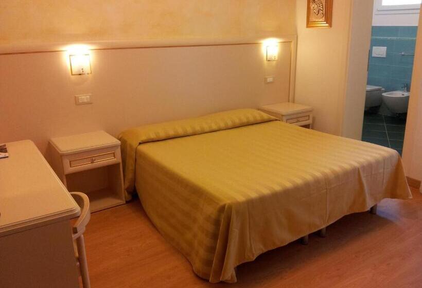 Номер Стандарт Вид на Море, Mayer