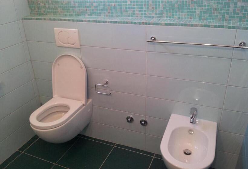 Семейный Номер, Mayer