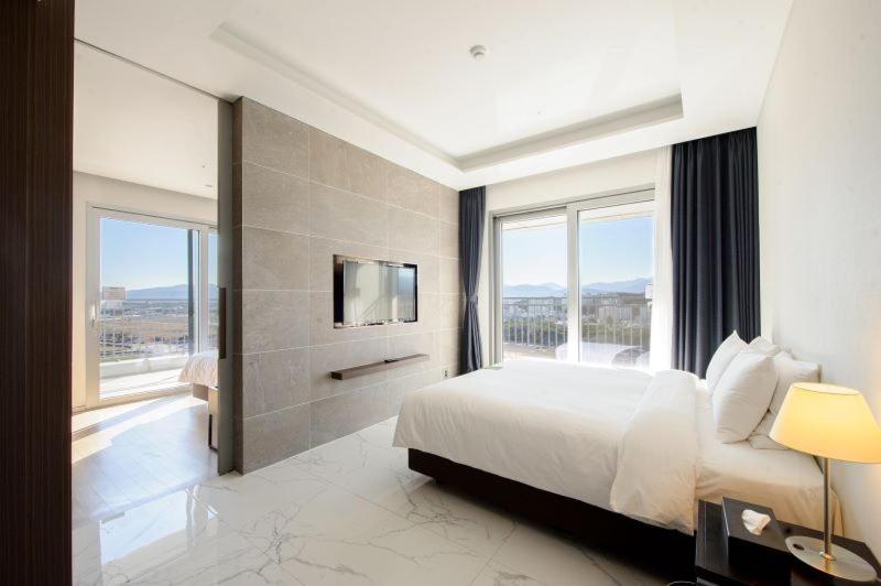 جناح جونيور إداري, St.john S