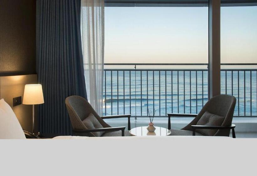 غرفة إدارية مطلة على البحر, St.john S