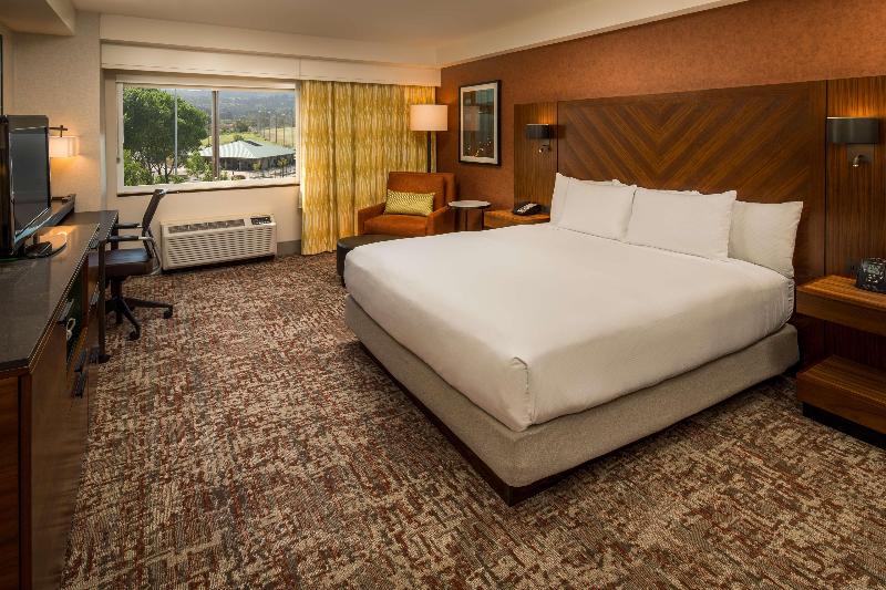 غرفة قياسية مطلّة علي البحر, St.john S