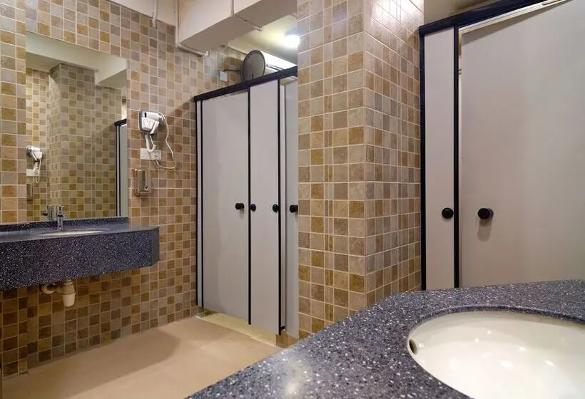 ルームシェアのワンベッド, Dock In Hostel