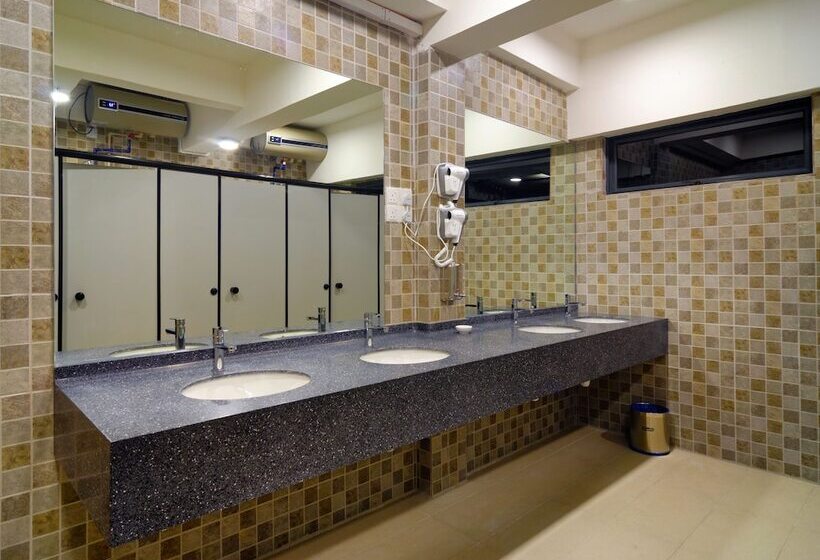 ルームシェアのワンベッド, Dock In   Hostel