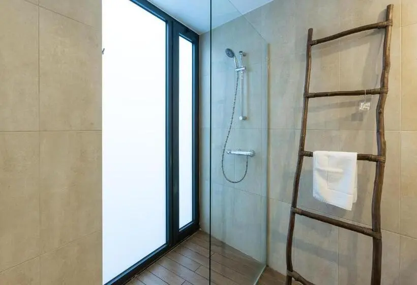 スイート, Autor Guesthouse
