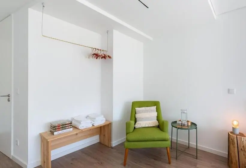 スイート, Autor Guesthouse