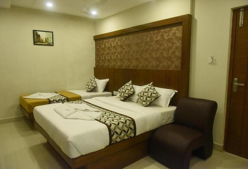 חדר קלאסי לשלושה, Olive Grand