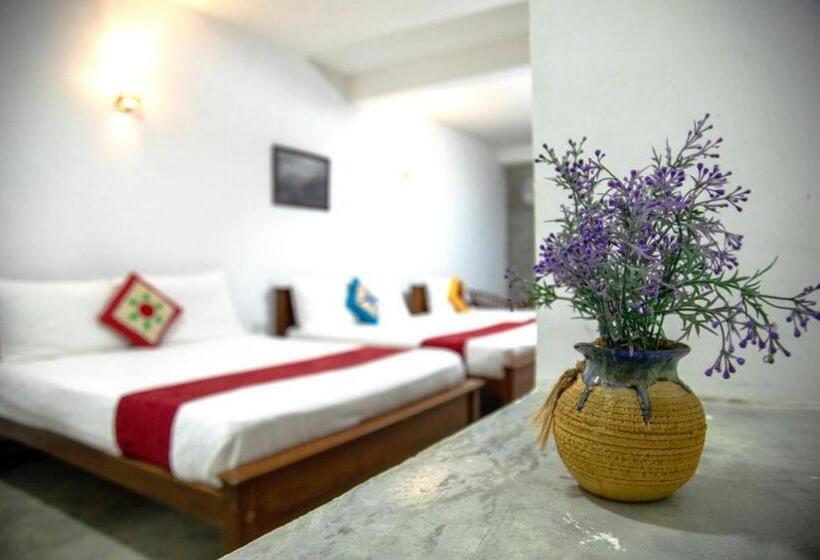 חדר משפחתי, Ella Mansion