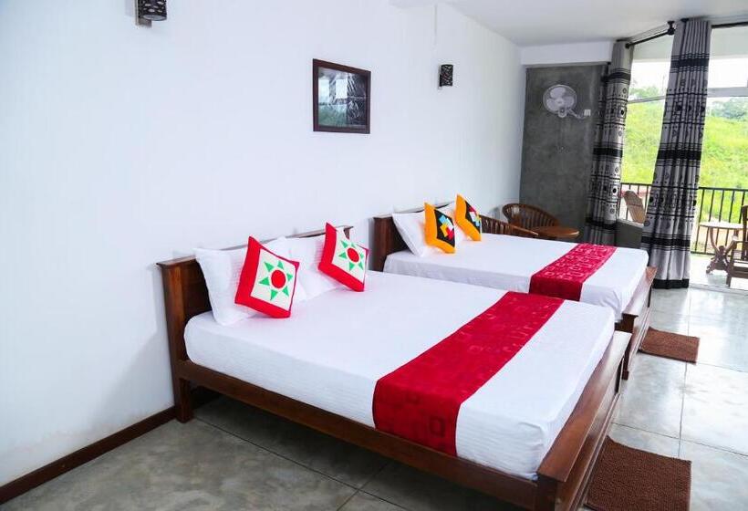 חדר משפחתי, Ella Mansion