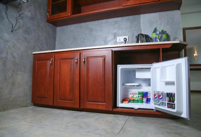 חדר משפחתי, Ella Mansion