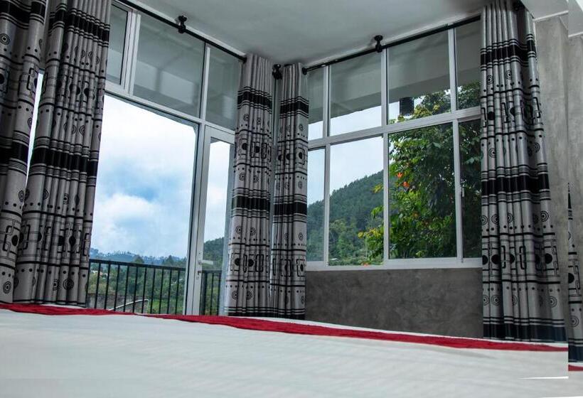 חדר משפחתי, Ella Mansion