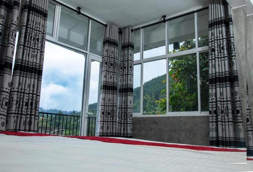 חדר משפחתי, Ella Mansion