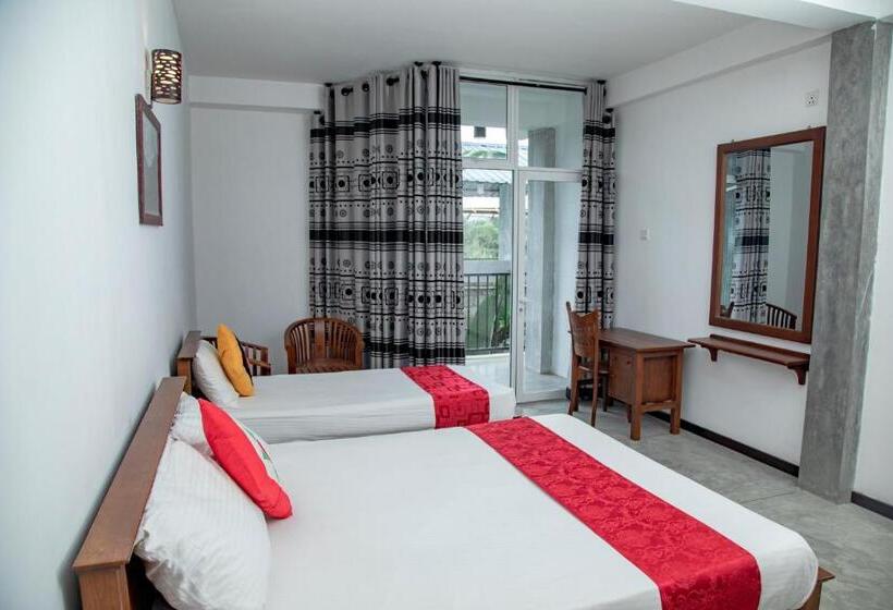 Трехместный Номер Стандарт с Балконом, Ella Mansion