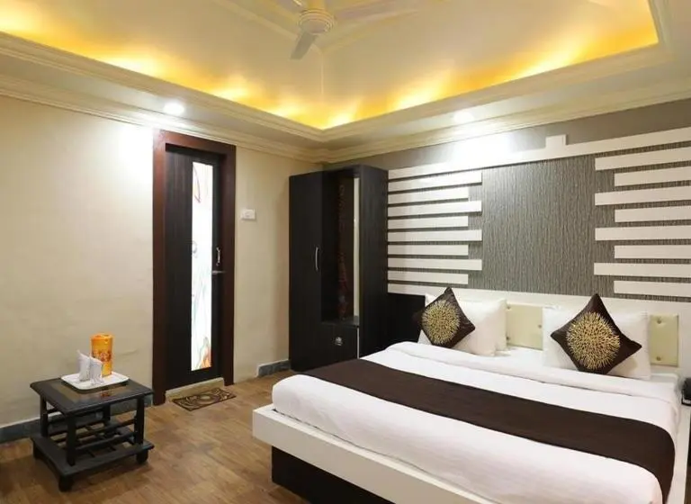 Deluxe Suite, Loyal Residency