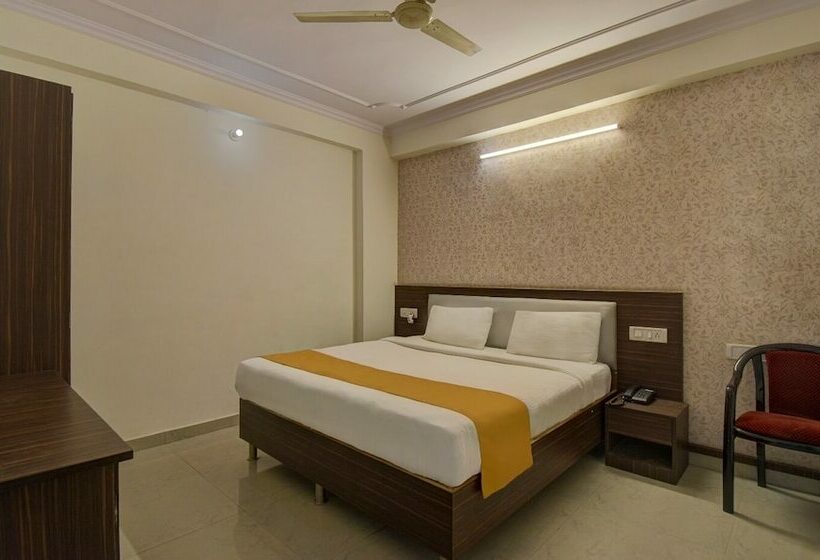 Deluxe Room, Radha Nikunj Residency