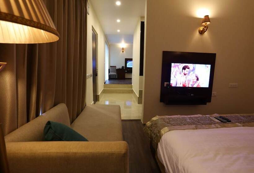 جناح ملكى, Sinon Baga Retreat