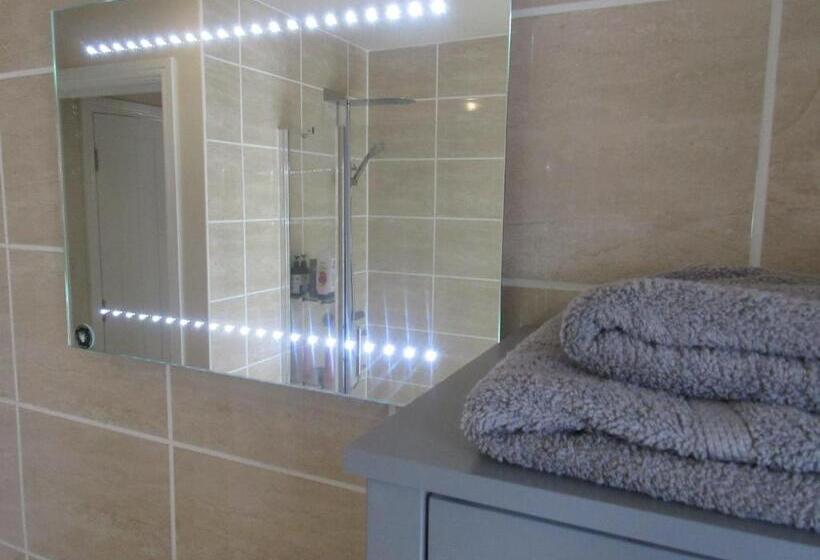 Семейный Номер, Anchor House