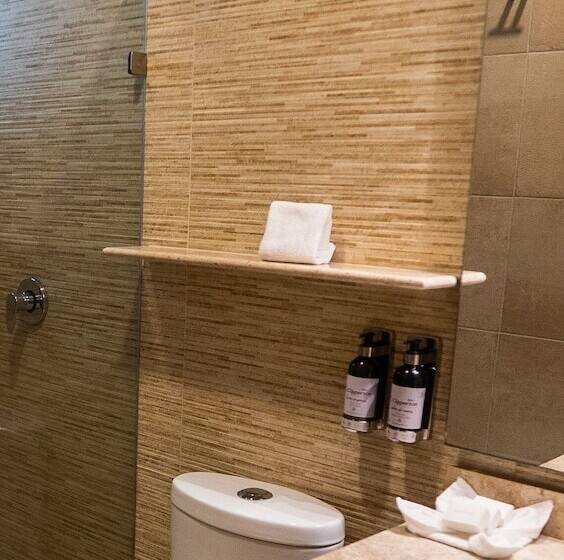 주니어 스위트, Clipperton