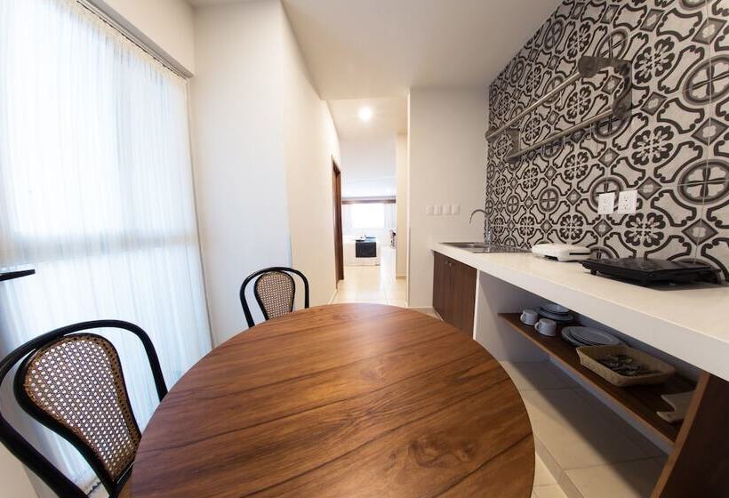 주니어 스위트, Clipperton