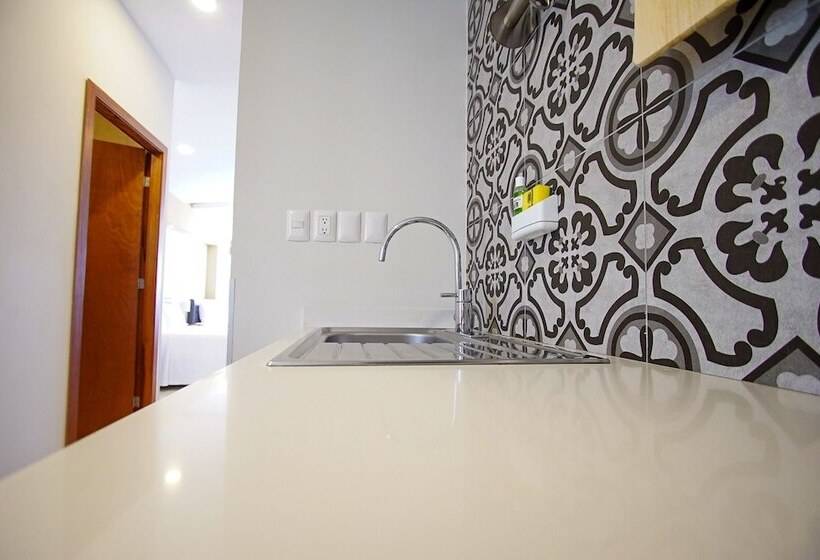 주니어 스위트, Clipperton