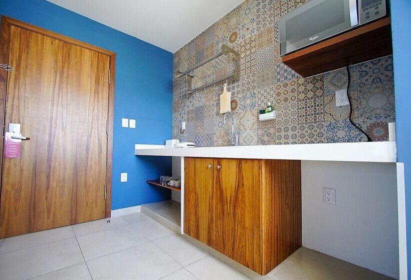 주니어 스위트, Clipperton