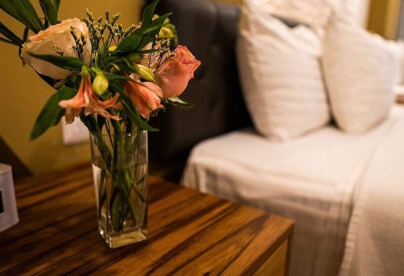 주니어 스위트, Clipperton