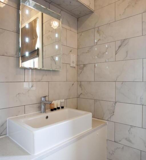 Quarto Basic, Winstanley House