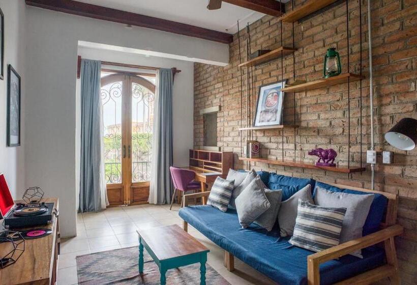 سوییت, Socialtel Granada Formerly Selina Granada