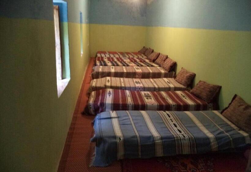 הכלכלה חדר לארבעה עם מקלחת משותפת, Gite Ousalem