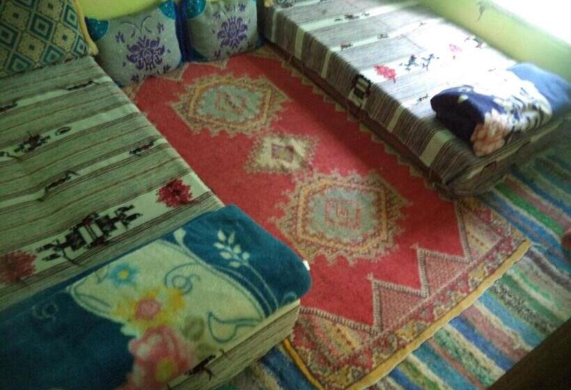 הכלכלה חדר לארבעה עם מקלחת משותפת, Gite Ousalem