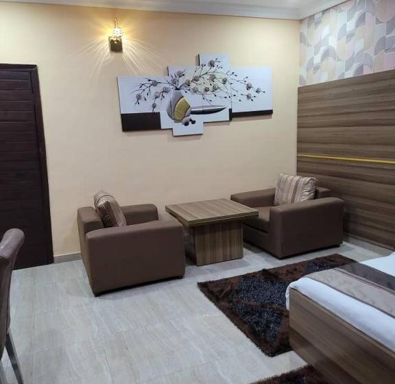 اتاق سوپریور با تخت بزرگ, Fawzy