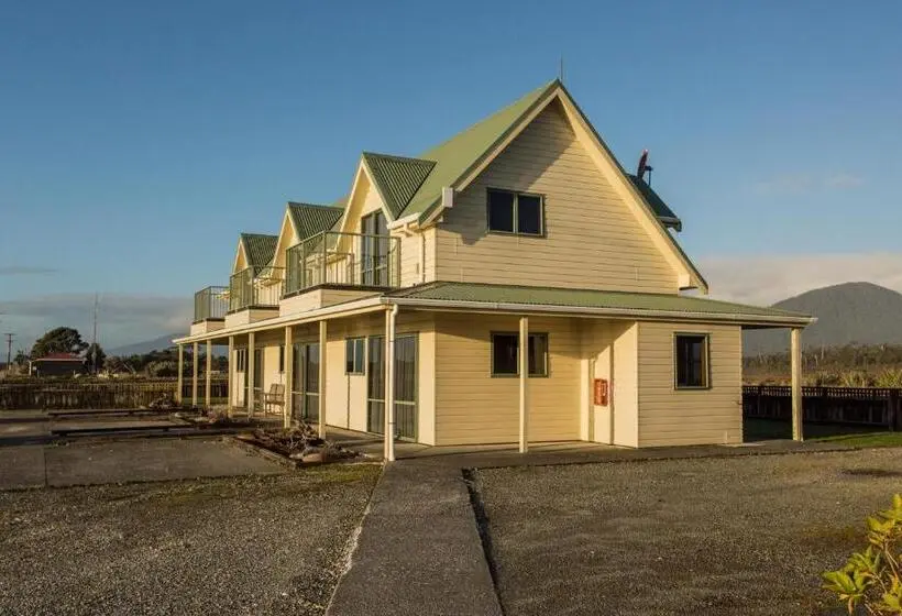 Perhehuone, Haast Beach Motel