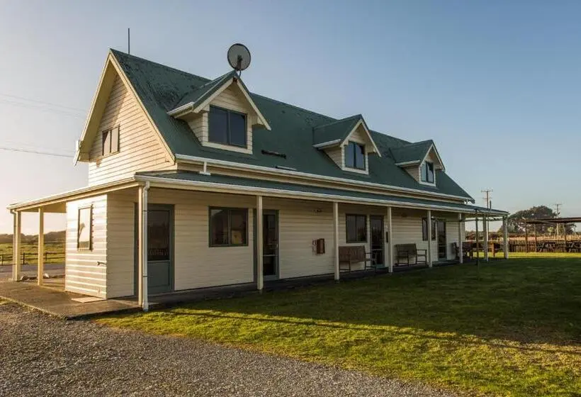 Perhehuone, Haast Beach Motel