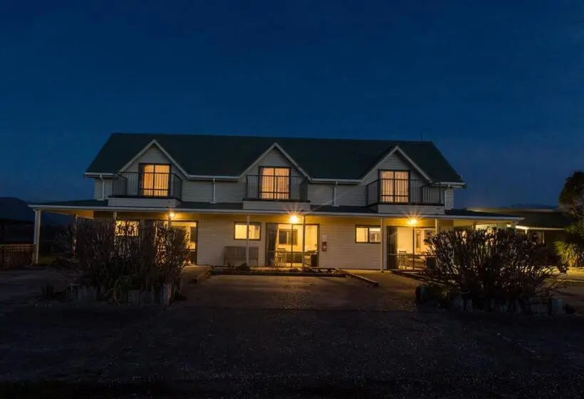 Perhehuone, Haast Beach Motel