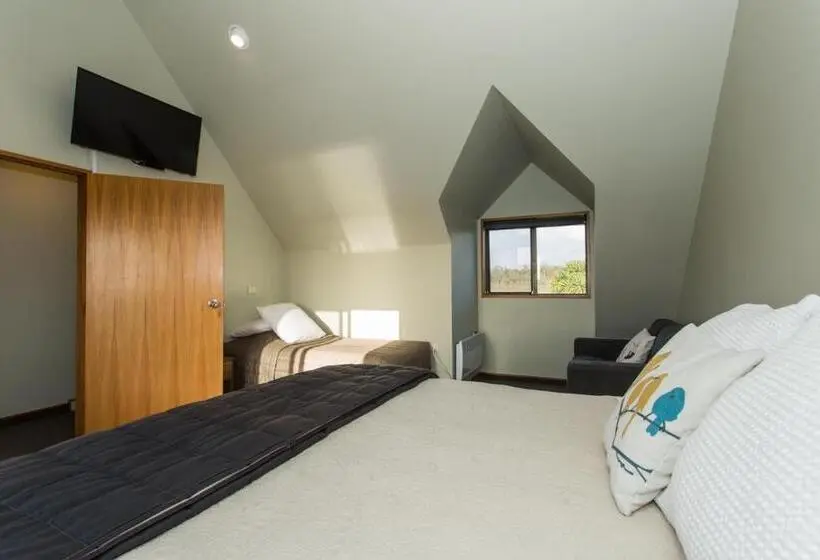Perhehuone, Haast Beach Motel