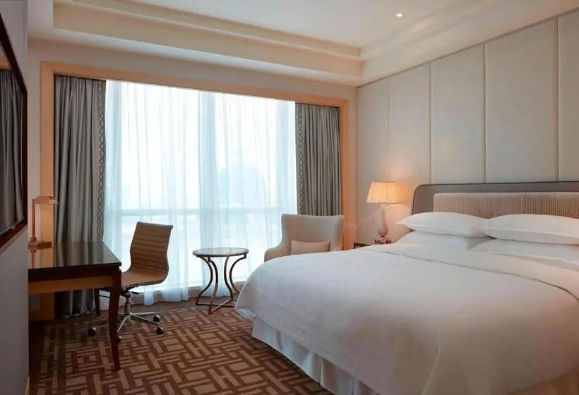 キングサイズベッド、シティビューデラックスルーム, Sheraton Petaling Jaya