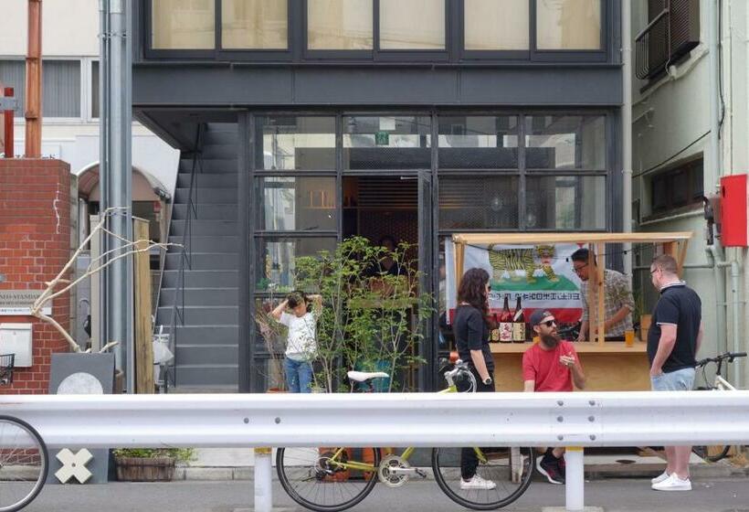 Llit en Habitació Compartida, Aet